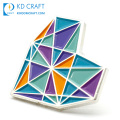 Fabricación a granel metal cromado plateado vitral broche pin arco iris esmalte amor personalizado en forma de corazón pin de solapa insignia